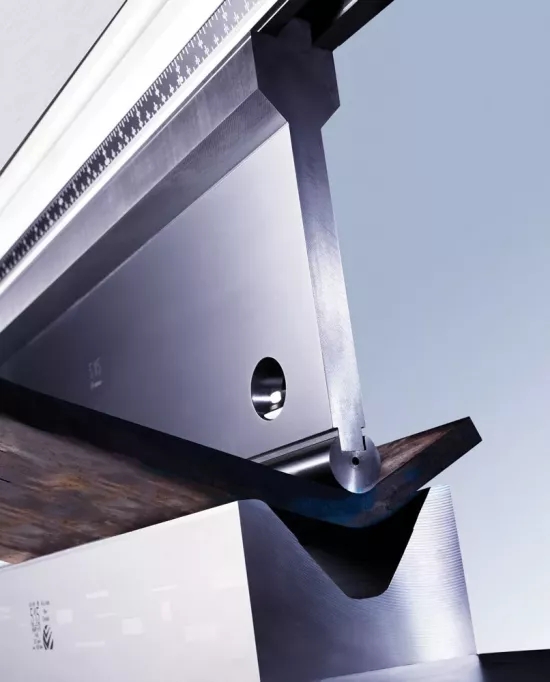 需要重型沖頭架、大半徑?jīng)_頭和重型 60 度模具來彎曲這種厚HSS