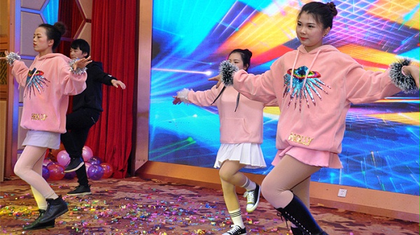 各部門經理活動現(xiàn)場門口迎賓