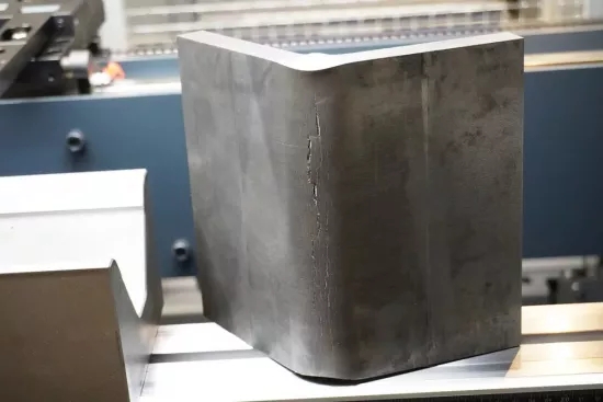 彎曲高速鋼的挑戰(zhàn)之一是，當(dāng)使用具有太小的 V 形開(kāi)口的模具彎曲這種材料時(shí)，沿外側(cè)彎曲半徑可能會(huì)出現(xiàn)裂紋