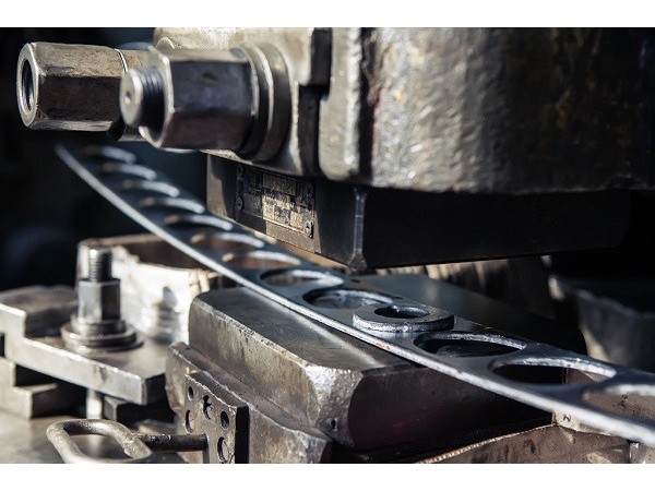 山東五金沖壓件加工廠，沖壓件變薄時如何調(diào)模？