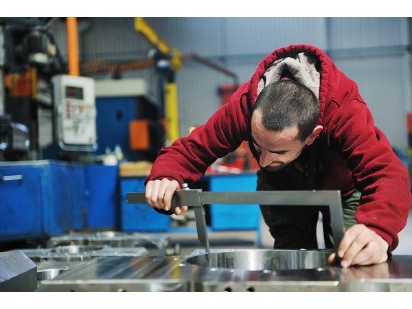 新安五金沖壓件加工廠，設(shè)計固定板提高沖壓加工效率